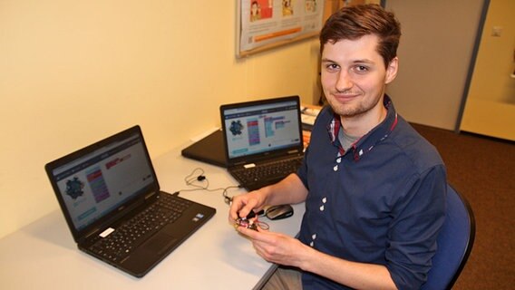 Ein Mann sitzt vor zwei Laptops. © NDR Foto: Oliver Gressieker