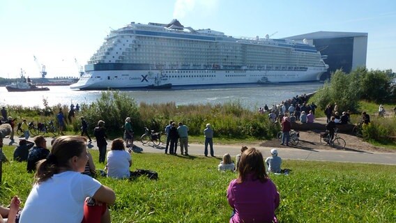 Das Kreuzfahrtschiff "Celebrity Reflection" schwimmt vor einer Dockhalle in der Meyer Werft. © NDR Foto: Angela Hübsch