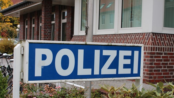 Auf einem Schild vor einer Wache steht "Polizei". © NDR Foto: Oliver Gressieker