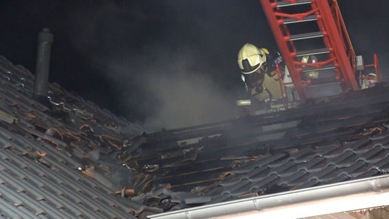 Das Bild zeigt einen Brand eines Mehrfamilienhauses in Cloppenburg. © Nord-West-Media TV 