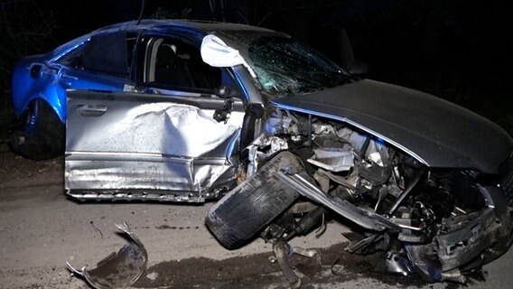 Ein Auto ist stark beschädigt. © TeleNewsNetwork 