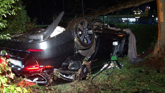 Ein Auto liegt nach einem Unfall auf dem Dach. © Nord-West-Media TV 