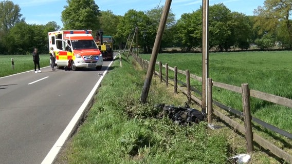Ein Roller liegt nach einem Zusammenstoß mit einem Lkw in einem Graben. © Nord-West-Media TV 
