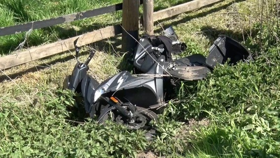 Ein Roller liegt nach einem Zusammenstoß mit einem Lkw in einem Graben. © Nord-West-Media TV 