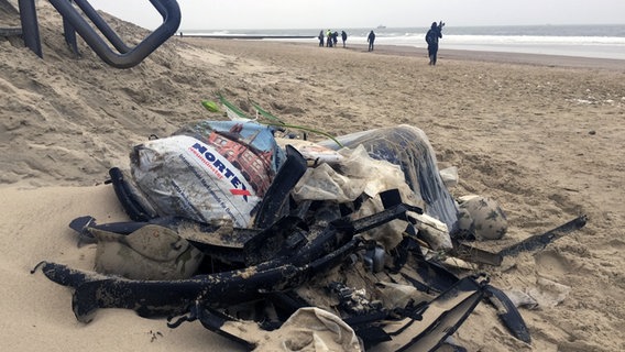 Müll liegt am Strand von Borkum. © NDR Foto: Peter Becker