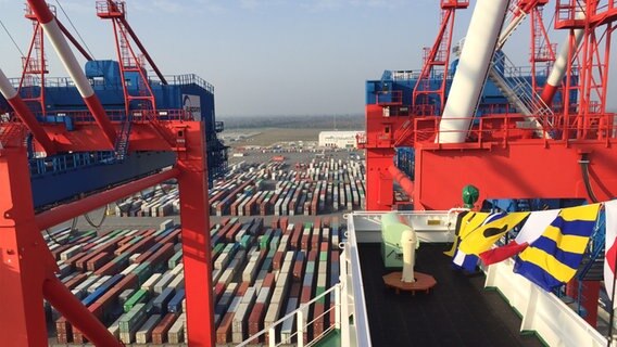 Ein Blick von der Brücke der OOCL Germany. © NDR Foto: Jutta Przygoda