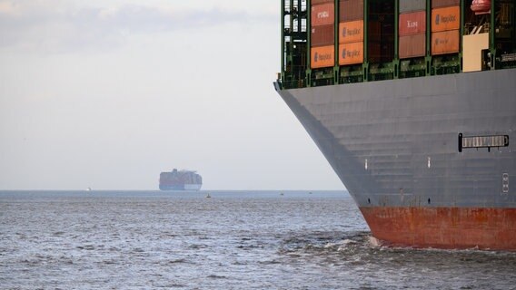 Zwei Containerschiffe bei Cuxhaven an der Nordsee. © picture Alliance/dpa | Jonas Walzberg Foto: Jonas Walzberg