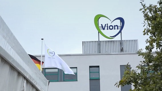 Das Firmenlogo des Unternehmens Vion ist auf dem Dach eines Schlachthofs in Emstek (Landkreis Cloppenburg) zu sehen.  