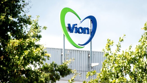 Das Logo des Unternehmens hängt an einer Halle auf einem Schlachthof des Lebensmittelkonzerns Vion. © dpa Foto: Hauke-Christian Dittrich