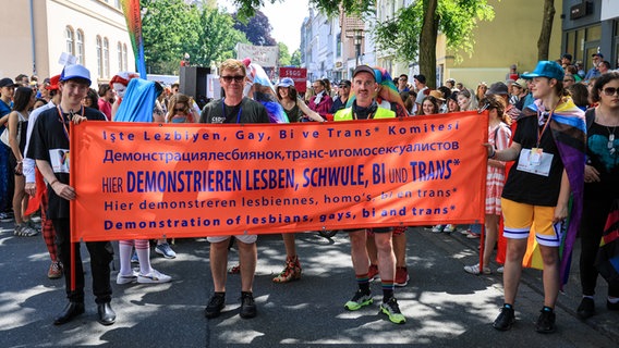Auf einem Schild beim CSD (Christopher Street Day) in Oldenburg steht "Hier demonstrieren Lesben, Schule, Bi und Trans*". © dpa-Bildfunk Foto: Focke Strangmann/dpa