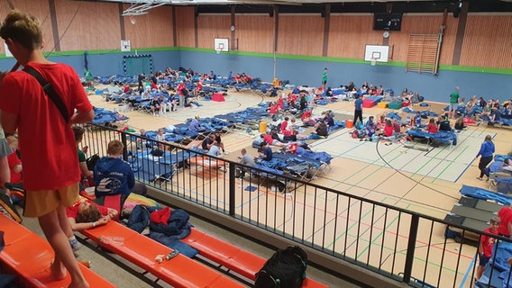Kinder und Jugendliche in einer Sporthalle: In Cuxhaven musste wegen eines Unwetters ein Zeltlager evakuiert werden. © Stadt Cuxhaven 