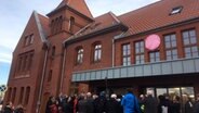 Der Cuxhavener Bürgerbahnhof von außen. © NDR Foto: Jörn Pietschke