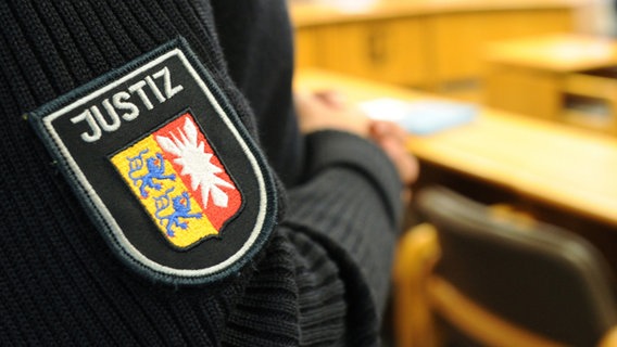 Ein Justizbeamter aus Schleswig-Holstein steht im Gerichtssaal. © dpa-Bildfunk Foto: Angelika Warmuth