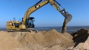 Am Strand in Cuxhaven wird Sand aufgeschüttet. © Nord-West-Media TV 