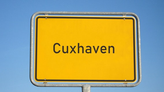 Das Bild zeigt das Ortsschild in Cuxhaven. © picture-alliance / Zoonar Foto: Markus Hötzel