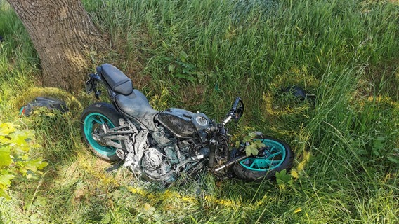 Ein Motorrad liegt nach einem Unfall in einem Straßengraben. © Polizeiinspektion Cuxhaven 