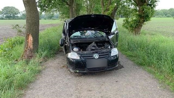 Ein Pkw steht nach einem Unfall neben einem beschädigten Baum. © Polizeiinspektion Cuxhaven 