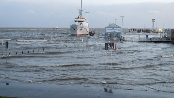 Der Zugang zum Fährbetrieb der Reederei Cassen Eils ist wegen Hochwasser überflutet. Zurzeit hat Sturmtief "Zoltan" das Wetter im Norden im Griff. © Jörn Hüneke/TNN/dpa Foto: Jörn Hüneke/TNN/dpa