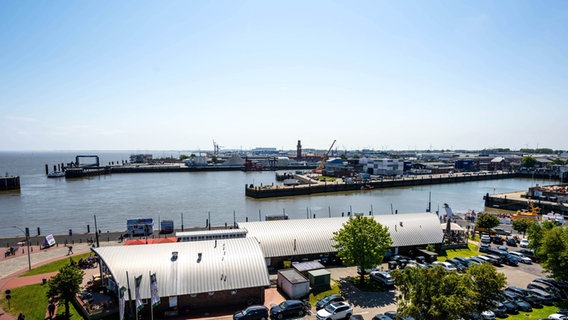 Blick über den Hafen in Cuxhaven von der Aussichtsplattform des "Hamburger Leuchtturms" aus. © picture alliance/dpa | Sina Schuldt Foto: Sina Schuldt