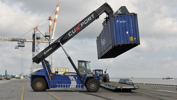 Ein Stapelfahrer hebt einen Container hoch. © picture alliance/dpa/Carmen Jaspersen Foto: Carmen Jaspersen