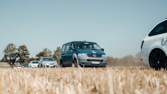 Autos fahren nahe des Deichbrand-Festivals. Das Parken ist erstmals kostenpflichtig. © Deichbrand 