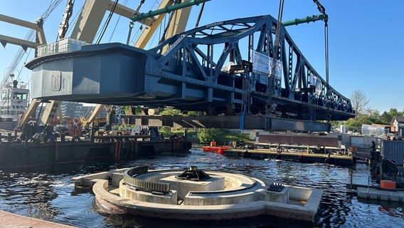 Die Deichbrücke in Wilhelmshaven wird nach einer Sanierung mit einem Schwimmkran zurück an ihren Platz gebracht. © NDR Foto: Olaf Kretschmer
