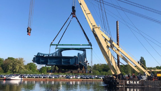 Die Deichbrücke in Wilhelmshaven wird nach einer Sanierung mit einem Schwimmkran zurück an ihren Platz gebracht. © NDR Foto: Jutta Przygoda