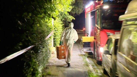Ein Mann in weißem Schutzanzug betritt einen Tatort in Delmenhorst. © NonstopNews 