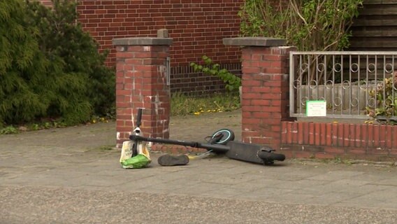 Ein E-Roller liegt auf dem Boden. In Delmenhorst ist ein E-Roller-Fahrer mutmaßlich absichtlich mit dem Auto angefahren worden. © NonstopNews 