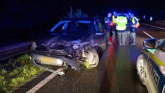 Ein Pkw nach einem Unfall auf der A28 bei Delmenhorst Ein Pkw nach einem Unfall auf der A28 bei Delmenhorst © NonstopNews
