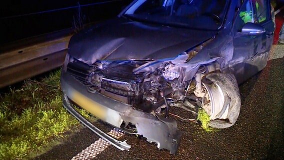 Ein Pkw nach einem Unfall auf der A28 bei Delmenhorst © NonstopNews 