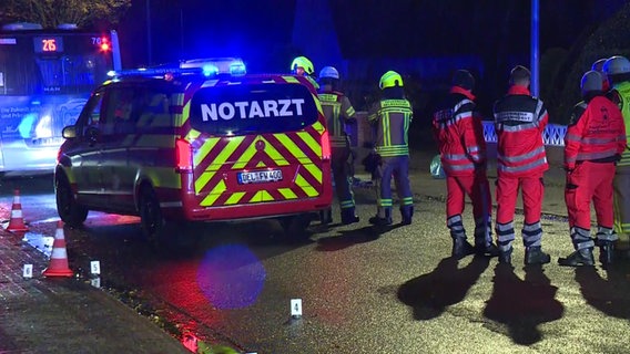 Ein Notarzt-Fahrzeug an der Unfallstelle Delmenhorst. Ein Mann ist hier von einem Auto erfasst worden und gestorben. © NonstopNews 