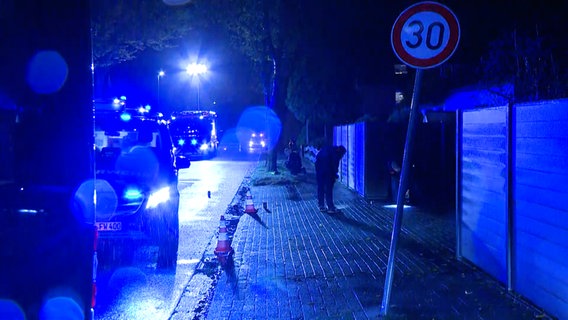 30er-Zone-Schild an einer Unfallstelle in Delmenhorst. Ein Mann ist hier von einem Auto erfasst worden und gestorben. © NonstopNews 