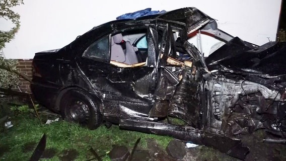 Ein Auto ist nach einem Unfall weitgehend zerstört. © NonstopNews 