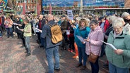 Menschen singen bei einer Demo in Emden gegen Rechtsextrmismus © NDR Foto: Thees Jagels