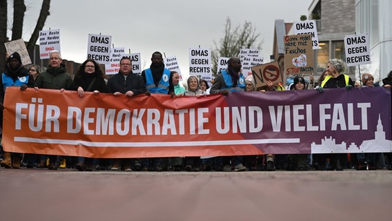 "Für Demokratie und Vielfalt" steht auf einem Banner bei einer Demonstration, zu der das «Leeraner Bündnis Gegen Rechts» aufgerufen hat. © picture alliance/dpa | Lars Penning Foto: Lars Penning