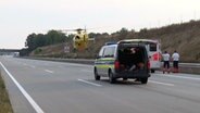 Ein Rettungshubschrauber startet von einer Autobahn. © Nord-West-Media TV 