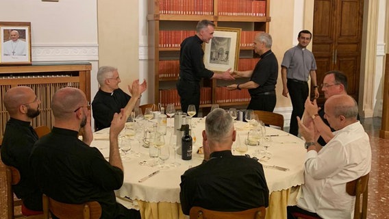Der damaligen Kardinal und jetzige Papst verabschiedet André Ciszewski nach Dinklage. Der damaligen Kardinal und jetzige Papst verabschiedet André Ciszewski nach Dinklage. © André Ciszewski, Kath. Pfarrgemeinde St. Catharina