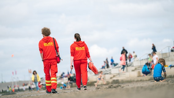 Die ehrenamtliche Rettungsschwimmerin Anneke und ihr Kollege Luca überwachen einen Badestrand an der Nordsee bei Schillig. © dpa/picture alliance Foto: Mohssen Assanimoghaddam