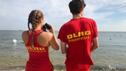 Ein Auszubildender und eine Rettungsschwimmerin am Strand von Cuxhaven. © NDR 