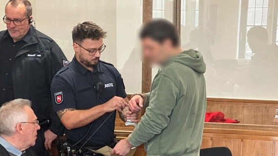 Ein Angeklagter dem Drogenschmuggel vorgeworfen wird, steht vor Gericht in Oldenburg. © NDR Foto: Thees Jagels