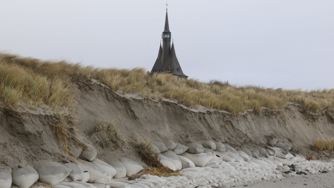 Die zur Stabilisierung eine Düne eingebaute Sandsäcke wurden von den Wellen eines Sturmtiefs freigelegt.