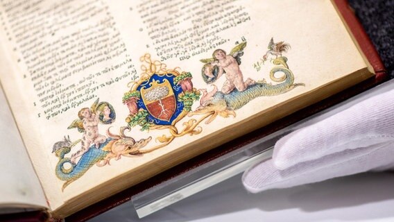 Eine bislang unbekannte Illustration, die möglicherweise von dem Renaissance-Künstler Albrecht Dürer stammt, ist einem Buch, das zum Bestand der Landesbibliothek Oldenburg gehört, zu sehen. © Hauke-Christian Dittrich/dpa Foto: Hauke-Christian Dittrich