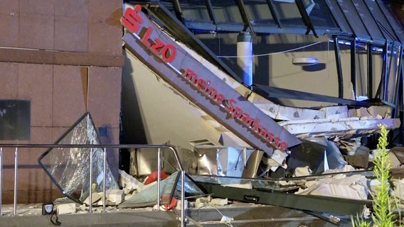 Ein teilweise eingestürztes Sparkassengebäude in Edewecht, das bei einer Geldautomatensprengung stark beschädigt wurde. © Telenewsnetwork 