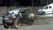 Zwei beschädigte Pkw stehen nach einem Unfall an einer Bundesstraße. © NonstopNews 