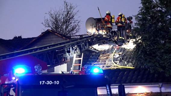 Feuerwehrleute bei einem Einsatz auf dem Dach eines Hauses in Edewecht. © TV7news 