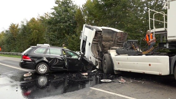 Ein Pkw und ein Lastwagen stehen nach einem Unfall verkeilt in einander auf einer Straße. © NonstopNews 