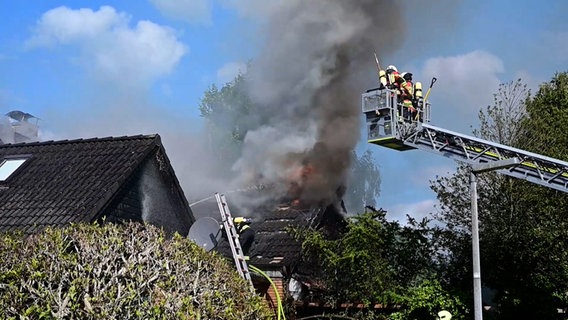 Die Feuerwehr löscht ein brennendes Wohnhaus in Edewecht. © NonstopNews 