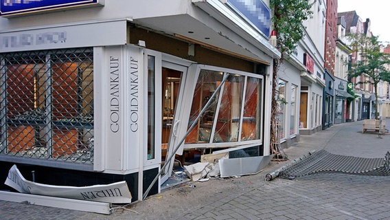 Ein aus der Verankerung gerissenes Metallgitter liegt vor der zerstörten Schaufensterfront eines Juweliergeschäfts in der Fußgängerzone der Innenstadt. © Polizeiinspektion Oldenburg/dpa Foto: Polizeiinspektion Oldenburg/dpa