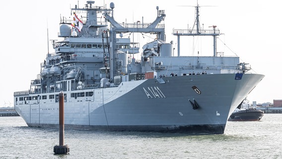 Der Einsatzgruppenversorger "Berlin" fährt am Marinestützpunkt in Wihelmshaven ein. © picture alliance/dpa/Sina Schuldt Foto: Sina Schuldt